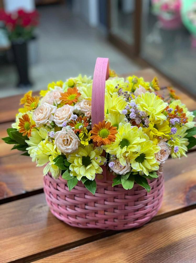Цветочная композиция из Хризантемы и Розы в корзине в Моршанске