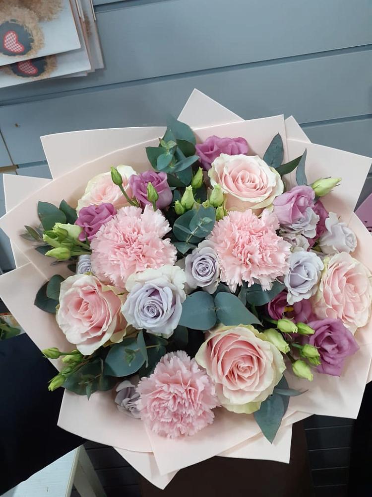 Букет цветов из: Розы, Гвоздики и Лизиантусы в Моршанске